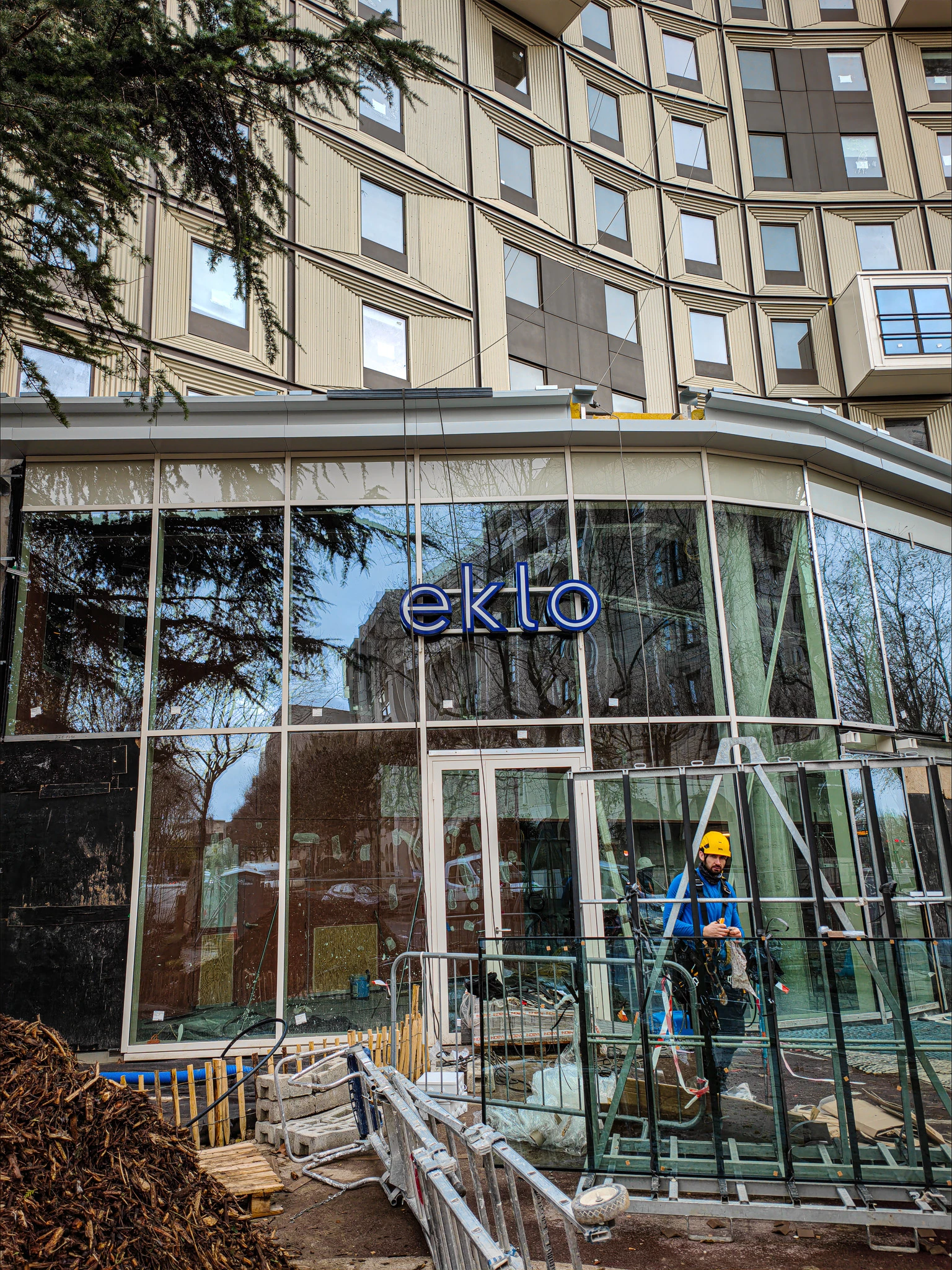 Intervention de cordistes MS Access pour la tour eiffel en arrière plan chez ADP ENSEIGNES à Roissy-en-France (bâtiment) – 2